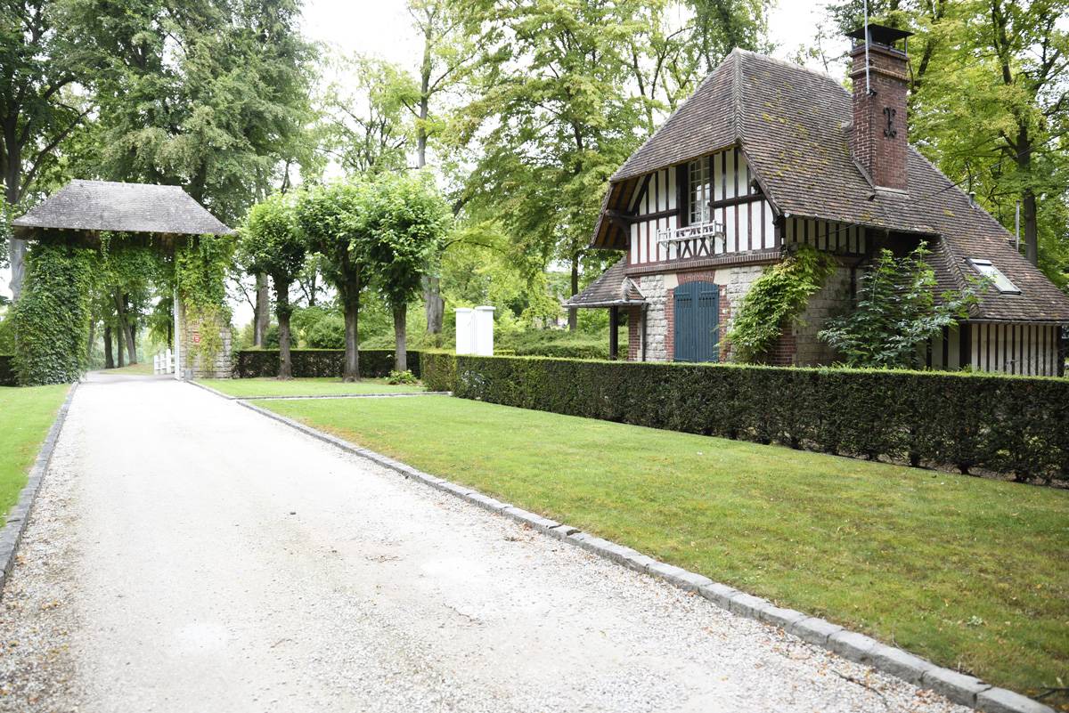 the_wild_parisian_chateau_de_la_tour_12