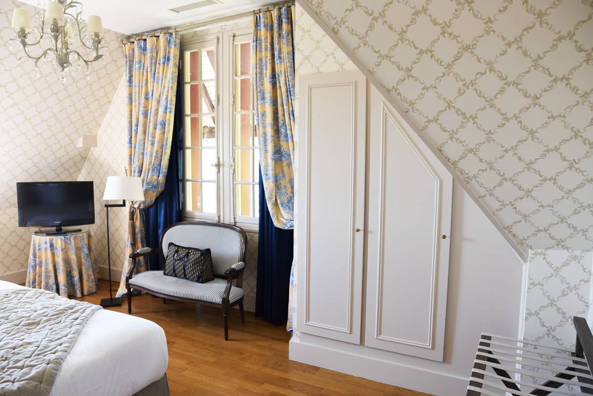 the_wild_parisian_chateau_de_la_tour_24
