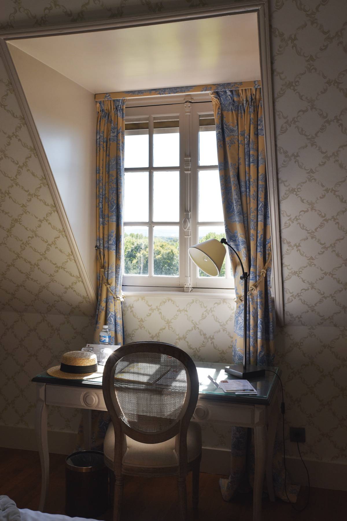 the_wild_parisian_chateau_de_la_tour_26